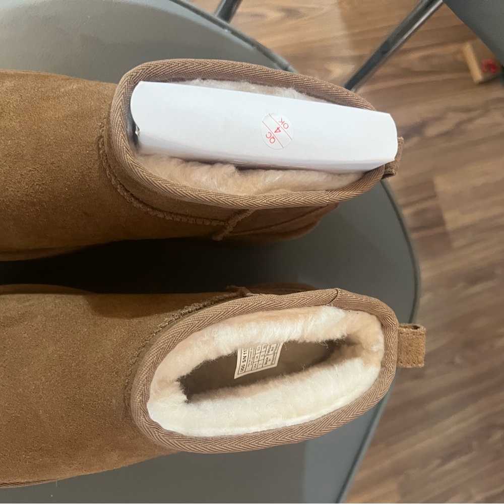 UGG Women Platform Boots - Picture 4 of 5